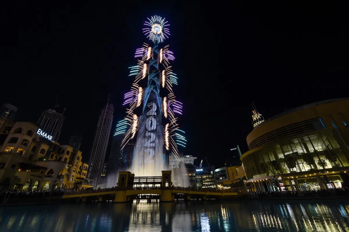 Uma foto tirada em 31 de dezembro de 2021 mostra fogos de artifício explodindo do Burj Khalifa, no emirado do Golfo de Dubai, como parte das festividades de ano novo