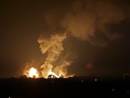 Foto noturna mostra local da Faixa de Gaza bombardeado por Israel.