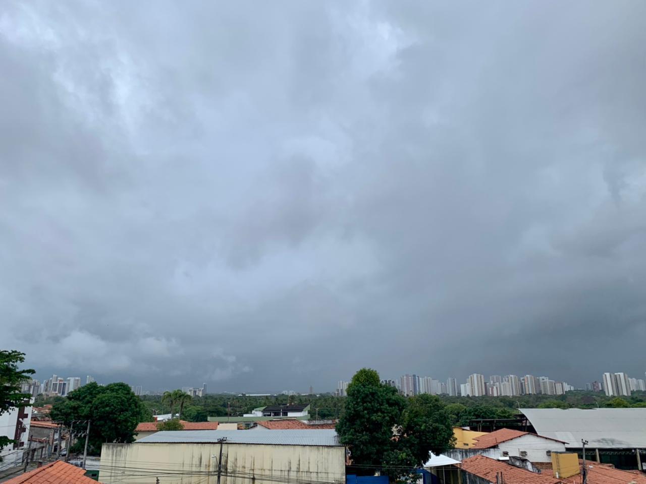 Domingo amanhece com o céu nublado em Fortaleza.