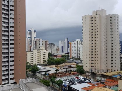A imagem mostra uma região de Fortaleza rodeada por prédios altos. O céu está nublado.