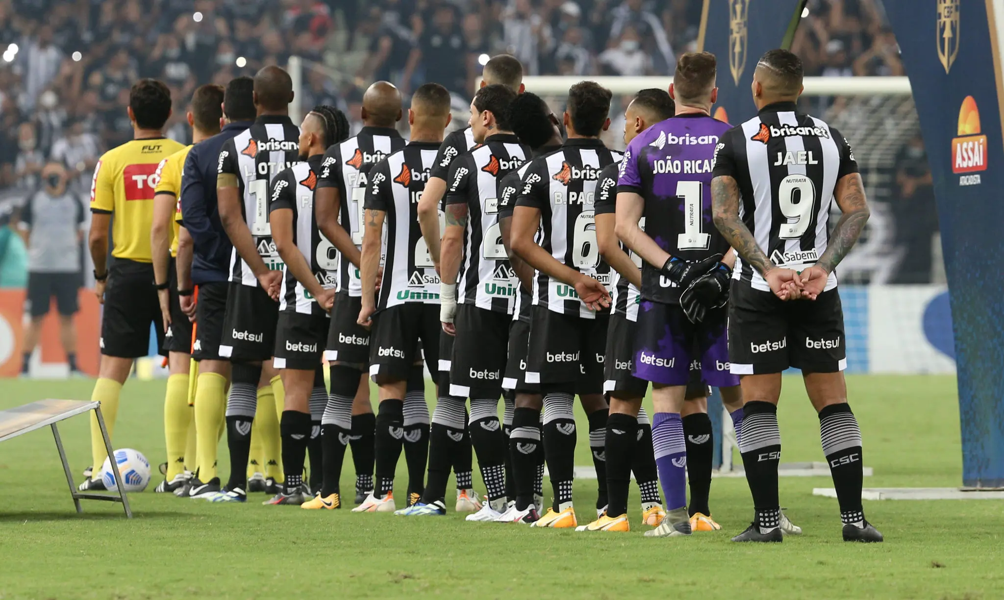 Jogadores do Ceará perfilados em campo