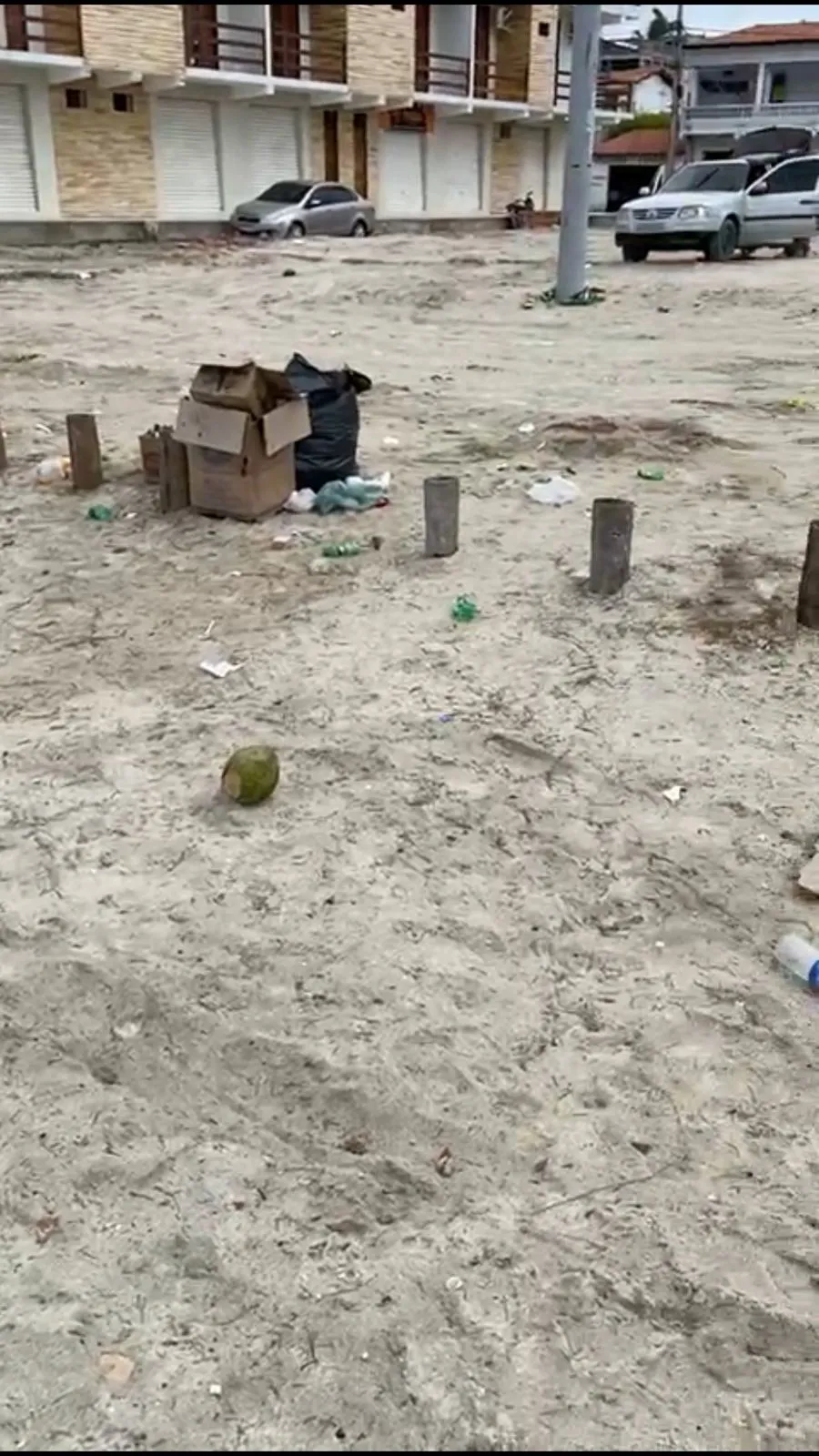 Parte dos transeuntes reúne o lixo em montes, mas não houve recolhimento.
