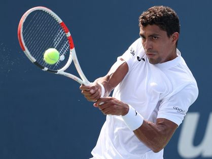 Thiago Monteiro em ação durante partida de tênis