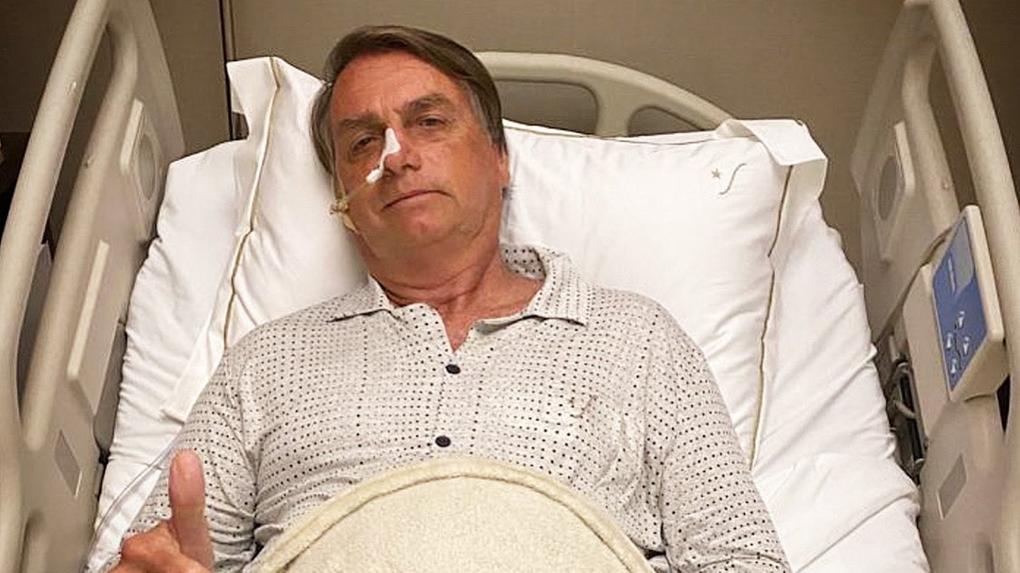 Bolsonaro no hospital, na cama, após ser internado para possível desobstrução intestinal
