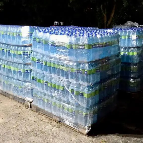 Fardos de agua minalba prontos para serem doados