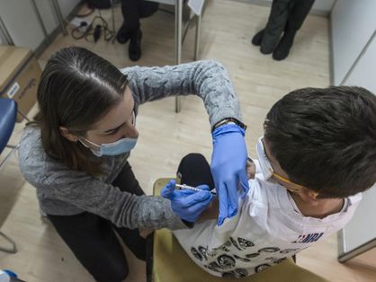 Médicos administram a primeira dose da vacina Covid-19 na capital cipriota, Nicósia, em 2 de janeiro de 2022, quando o país começa a vacinar crianças entre cinco e 11 anos, em meio a um forte aumento nos casos de coronavírus