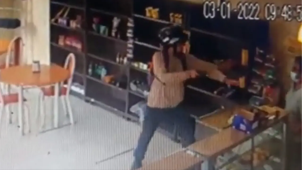 Frame de flagrante de latrocínio que vitimou idoso em padaria de fortaleza