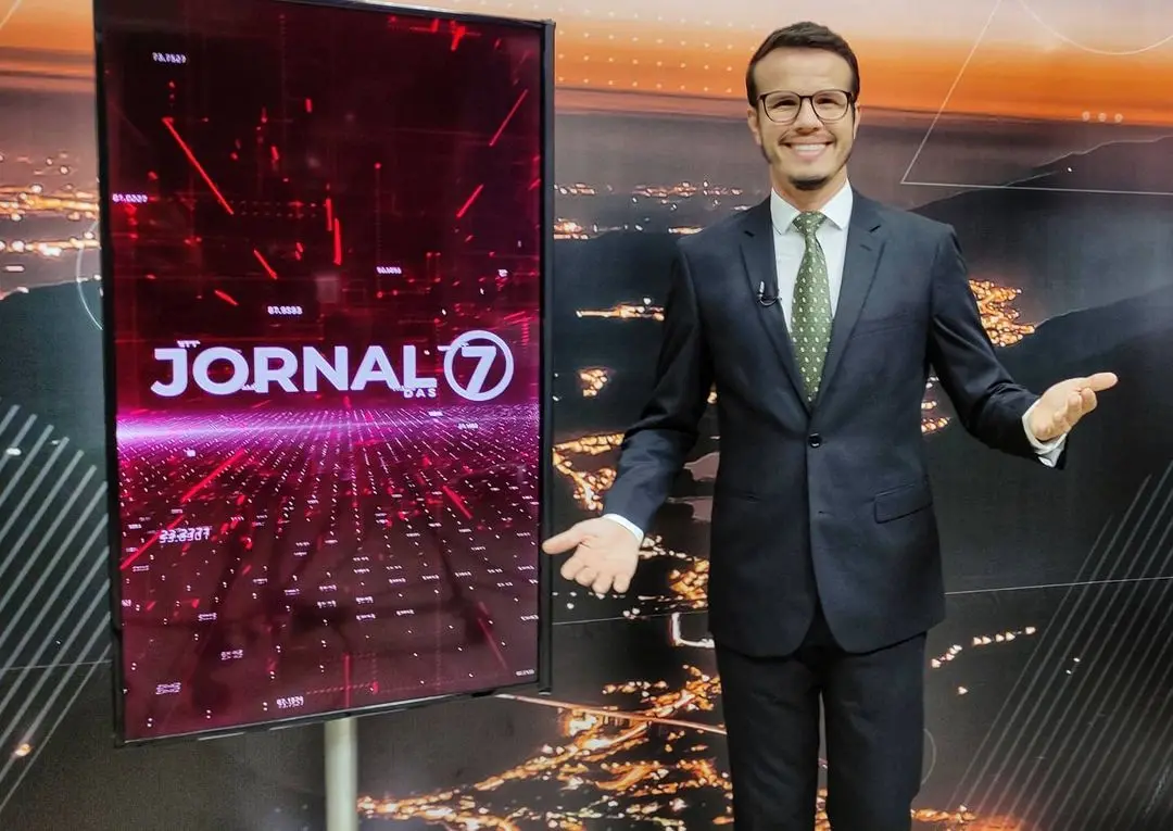 Apresentador chamava uma matéria quando passou mal e desmaiou ao vivo