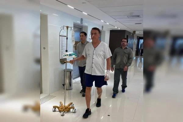 bolsonaro caminhando pelos corredores do hospital