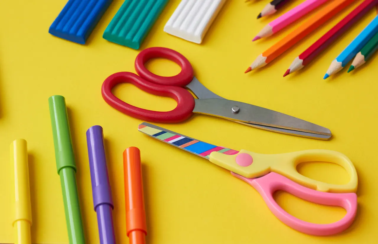 Material escolar sobre um fundo amarelo