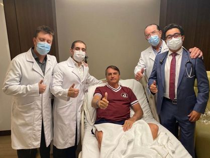 Jair Bolsonaro ao lado da equipe médica do Hospital Vila Star que o atendeu em janeiro de 2022