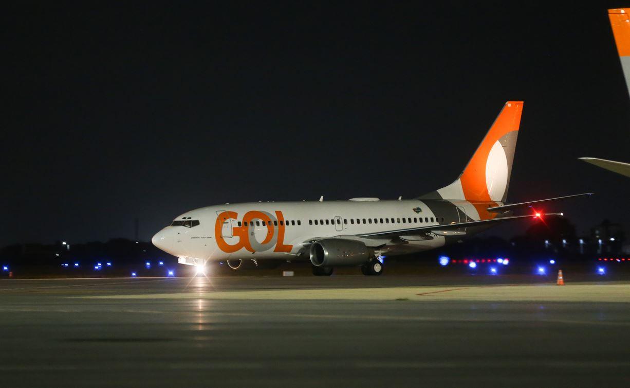 Avião da Gol em pista de pouso e decolagem em aeroporto