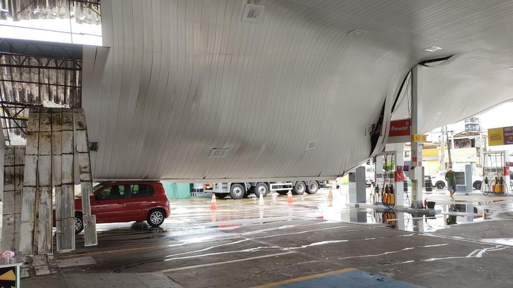 Teto de posto de gasolina desaba e atinge carro em Fortaleza