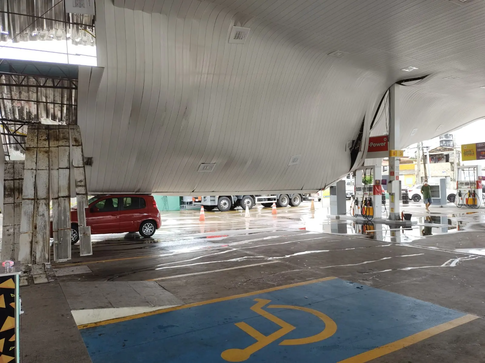 Teto de posto de gasolina desaba e atinge carro em Fortaleza