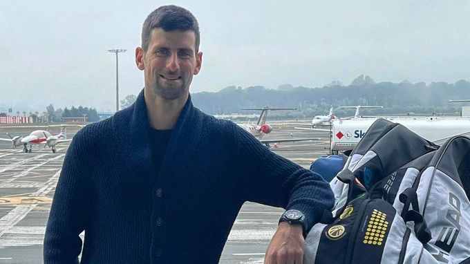 Tenista Novak Djokovic aparece em aeroporto, ao lado das malas, em viagem para disputa do Aberto da Austrália