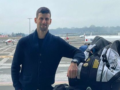 Tenista Novak Djokovic aparece em aeroporto, ao lado das malas, em viagem para disputa do Aberto da Austrália