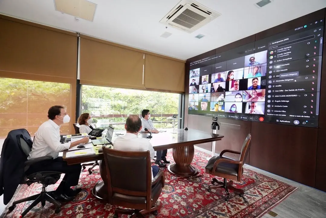 A imagem mostra a cúpula do Governo do Ceará reunida de forma virtual com prefeitos e prefeitas de municípios do Estado.