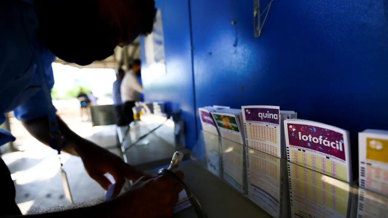 homem aposta em lotérica