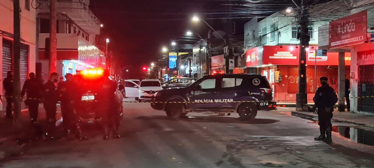 policiais e viaturas em avenida de fortaleza