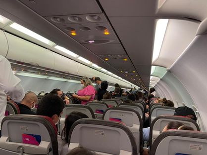 passageiros dentro de avião