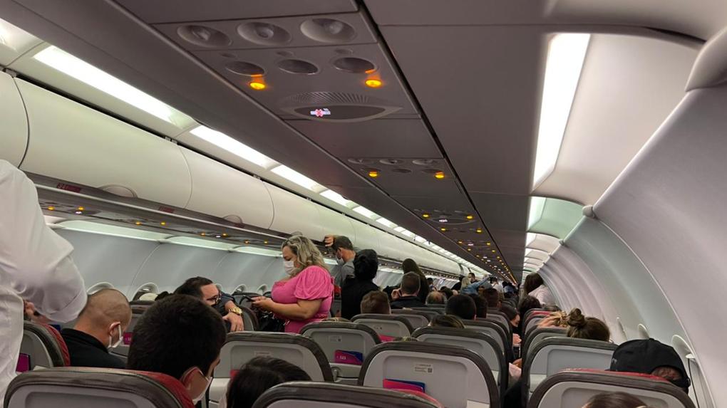 passageiros dentro de avião