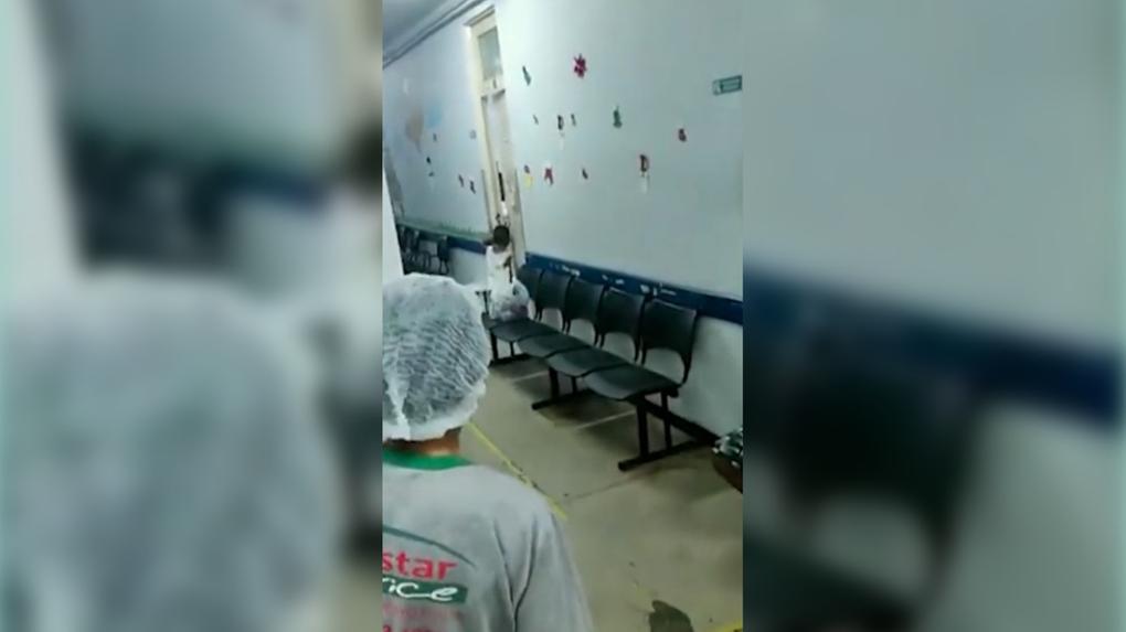 Frame de vídeo em que pediatra impede a entrada de criança em consultório em Minas Gerais