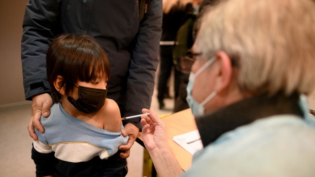 Criança recebe dose da vacina durante visita do Ministro da Saúde da França, Olivier Veran, em centro de vacinação contra Covid-19, em Paris