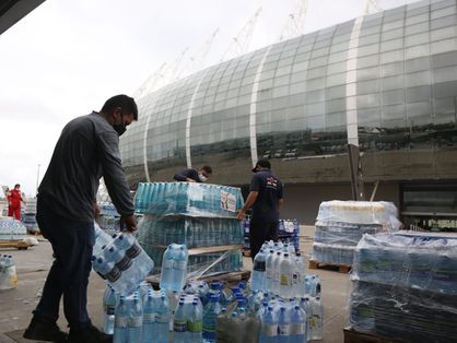 Homem transporta água para a Arena Castelão