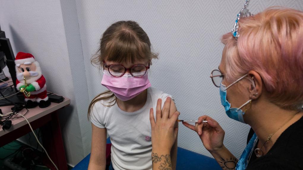 Uma criança recebe uma dose da vacina Pfizer / BioNTech Covid 19 no centro de reabilitação Clemenceau em Estrasburgo