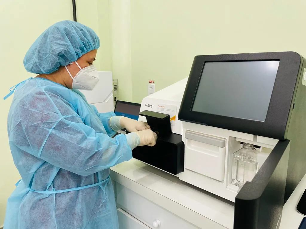 Equipamento repassado pelo Ministério da Saúde faz análise detalhada dos vírus analisados