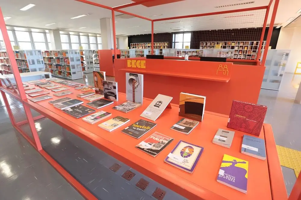 A BECE possui um acervo de mais de 100 mil títulos