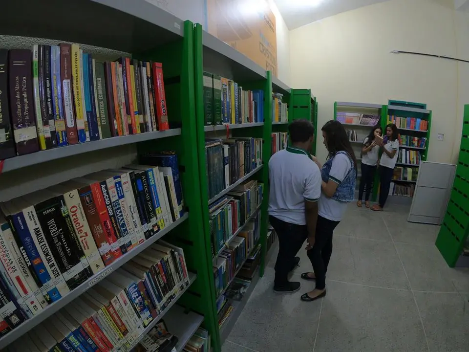 Pertencente à Prefeitura de Fortaleza, o equipamento tem acervo de aproximadamente 7.500 livros