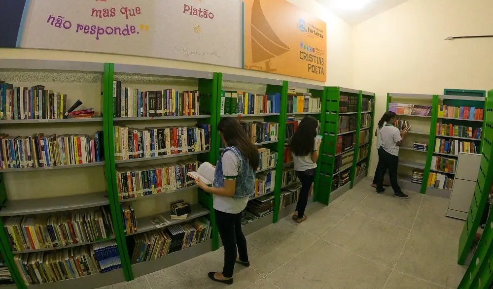 Pertencente à Prefeitura de Fortaleza, o equipamento tem acervo de aproximadamente 7.500 livros