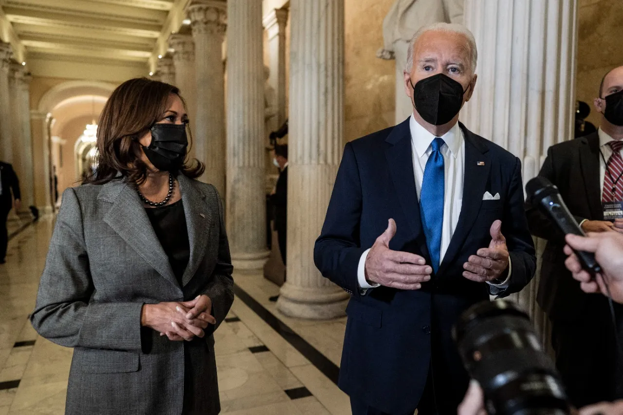 Biden fez discurso no edifício do Capitólio, sede do Legislativo em Washington, junto à vice-presidente dos EUA, Kamala Harris