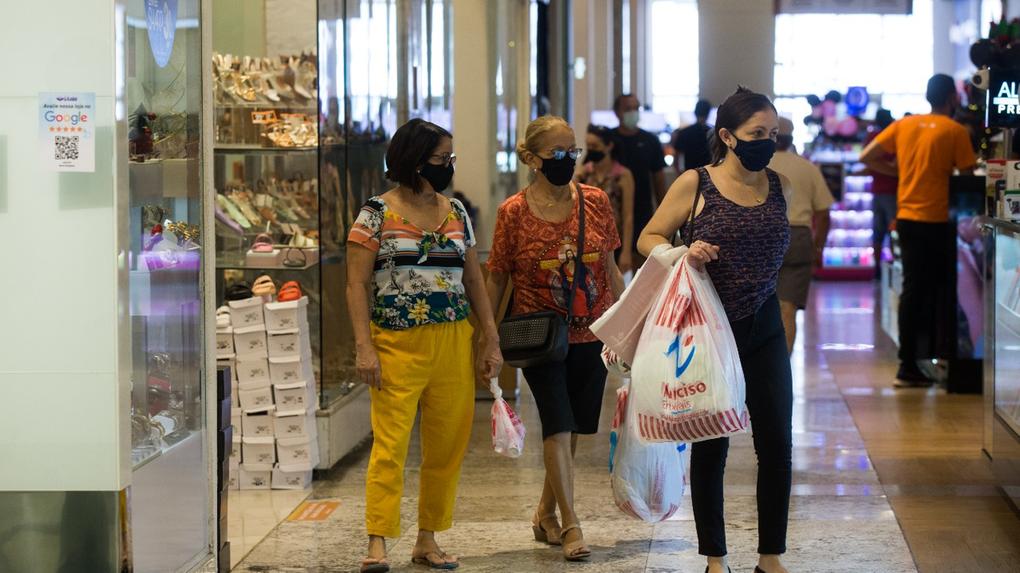 Consumidores no shopping