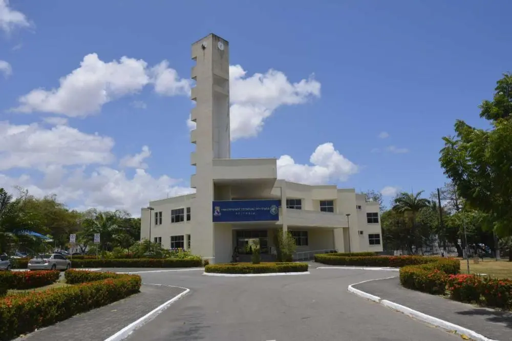 Fachada da reitoria da Uece