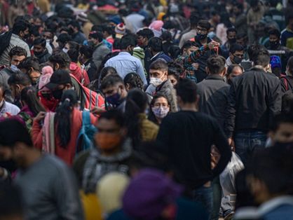 Os compradores se aglomeram em um mercado em meio às restrições ao coronavírus Covid-19 em Nova Delh