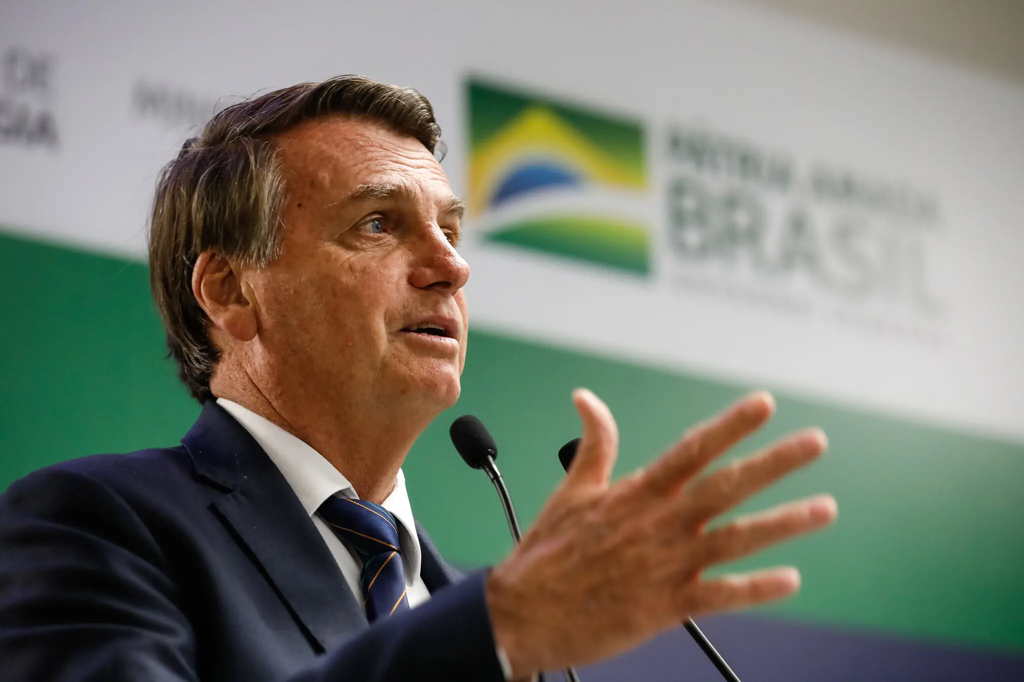 bolsonaro falando em microfone