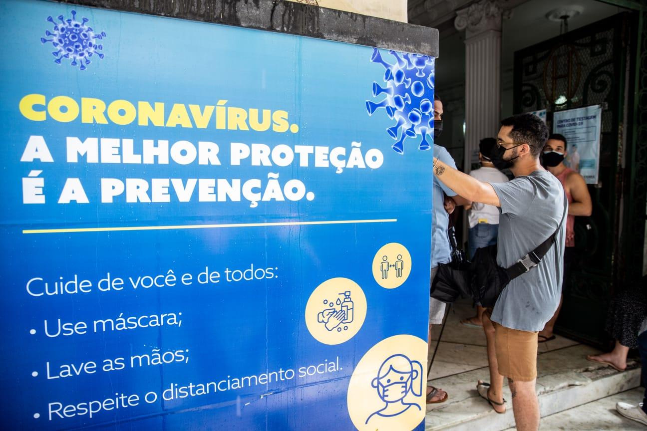 Cartaz lista medidas sanitárias contra Covid-19, no Centro de Fortaleza