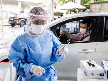 Profissional de saúde segura amostra de teste de Covid em drive-thru de Fortaleza