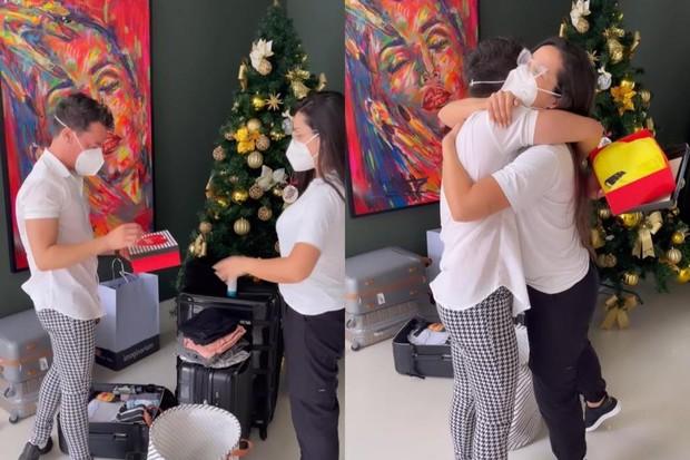 Montagem com fotos de Juliette e irmão em frente a uma árvore de Natal. À esquerda, ele segura uma caixa, ainda fechada; à direita, ele abraça a irmã com a caixa aberta na mão, na qual está a chave do carro