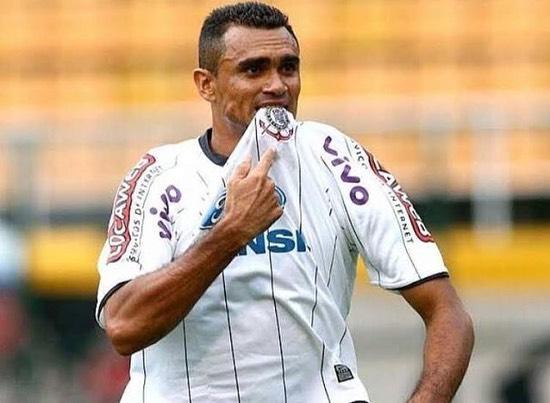 jogador otacílio vestindo a camisa do corinthians