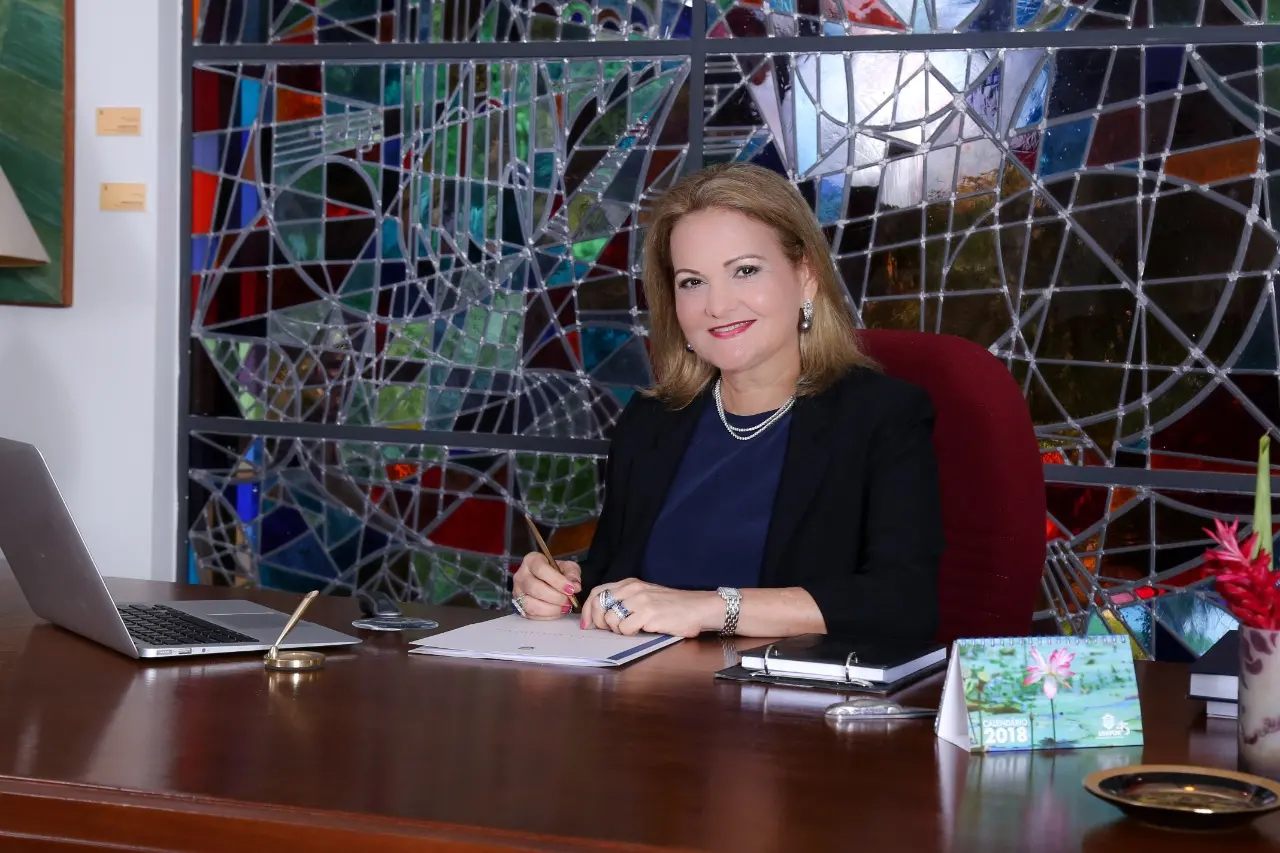 Lenise Queiroz Rocha posando sorrindo em um escritório