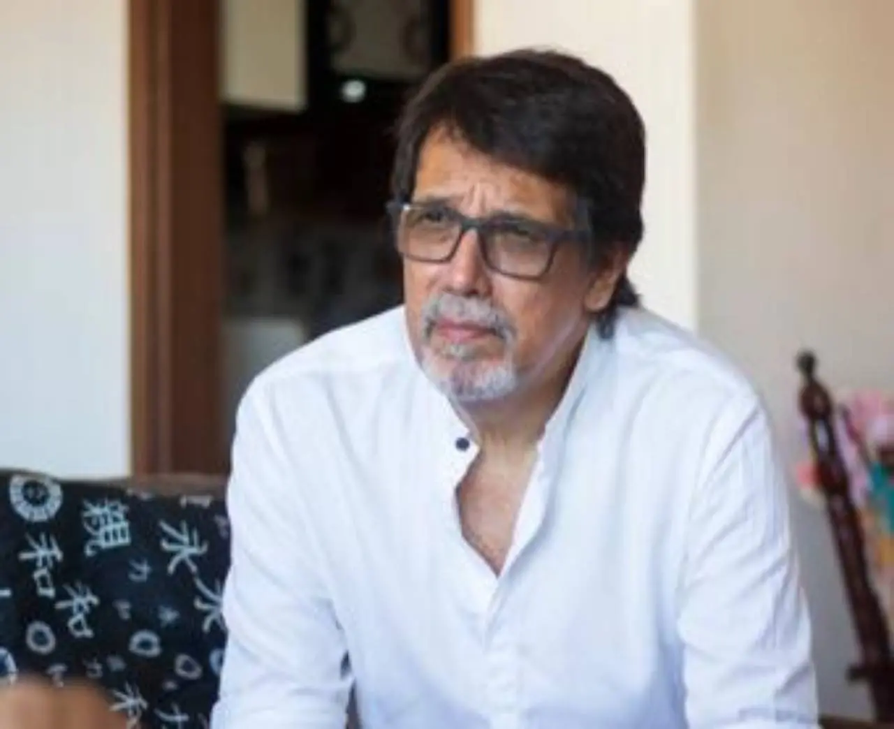 Carlos Bittencourt de testa franzida olhada para fora do quadro da câmera