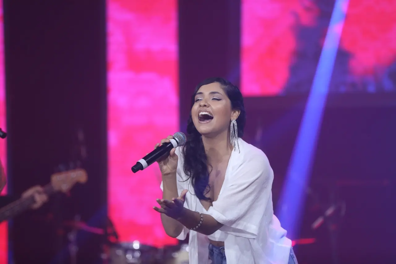 Cleane Sampaio segura microfone