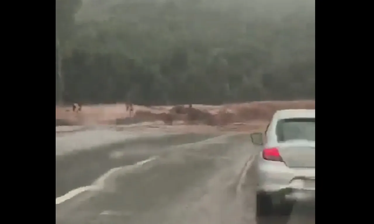 Barragem transborda e água invade BR-040, em Minas Gerais.