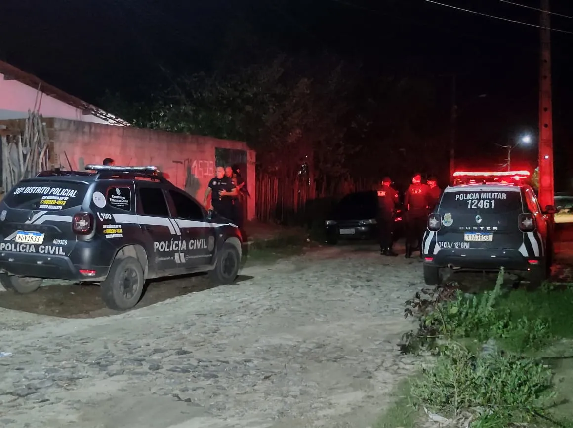 Equipes das polícias Civil e Militar estiveram no local do crime e iniciaram as buscas para identificar e localizar os responsáveis pela morte do escrivão