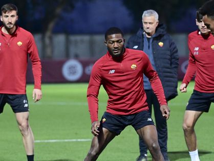 Jogadores do Roma treinam sob os olhares de Mourinho