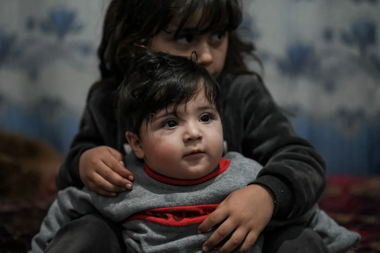 Sohail Ahmadi aparece em foto ao lado da filha do taxista Hamid Safi