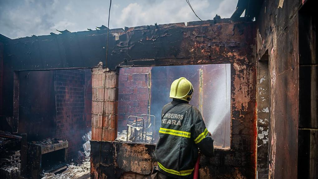 Bombeiro contém chamas em frigorífico no bairro planalto Ayrton Sena